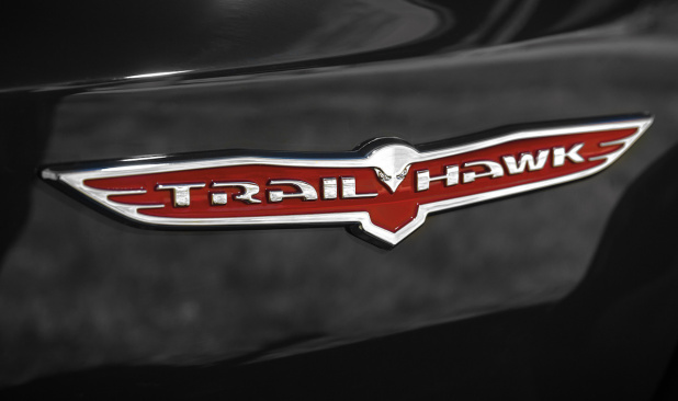 「悪路走行を得意とするジープ・グランドチェロキーの限定車「トレイルホーク」が発売」の1枚目の画像