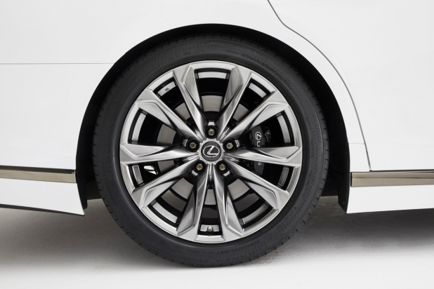 「体制革新を図るトヨタの象徴となるか？ 11年ぶりにモデルチェンジした5代目・レクサスLS」の7枚目の画像