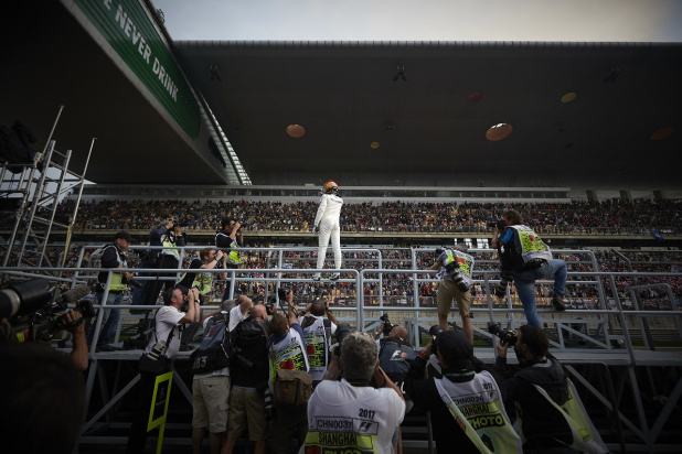 「かっこよすぎるファンサービスに感動！難しいコンディションの中、ルイス・ハミルトンが今季初優勝【2017F1第2戦中国GP】」の10枚目の画像