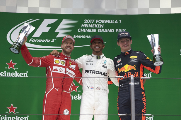 「かっこよすぎるファンサービスに感動！難しいコンディションの中、ルイス・ハミルトンが今季初優勝【2017F1第2戦中国GP】」の1枚目の画像