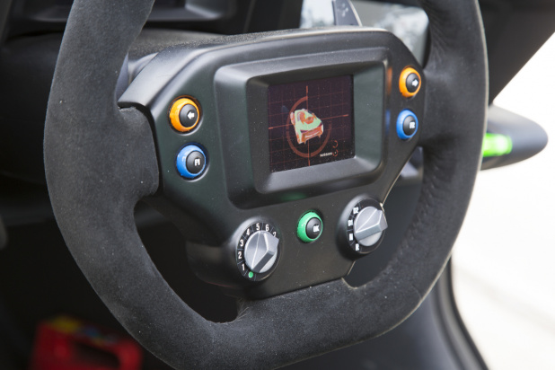 「強烈な加速と安定したコーナリングが印象的。EVスポーツコンセプト「ニッサン ブレードグライダー コンセプト」に同乗」の2枚目の画像
