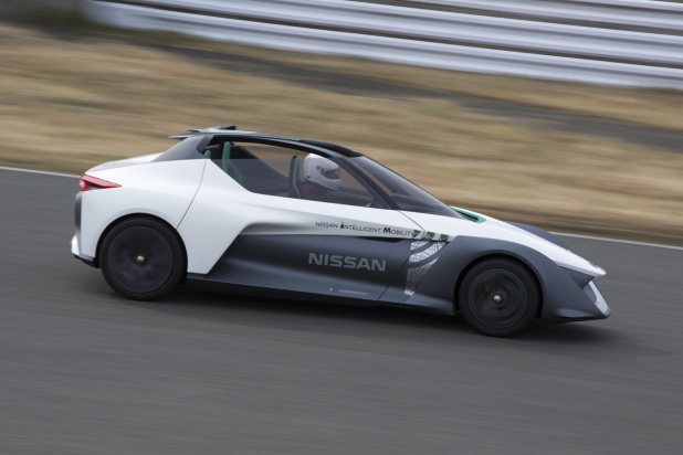 「強烈な加速と安定したコーナリングが印象的。EVスポーツコンセプト「ニッサン ブレードグライダー コンセプト」に同乗」の4枚目の画像