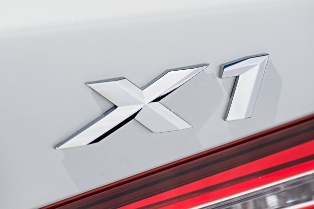 「スタイリッシュな内外装と装備が自慢。BMW X1に限定車「sDrive18i Fashionista」を設定」の1枚目の画像