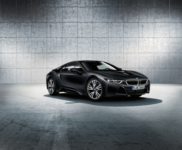 「BMW i8にマットカラーの20台限定車「BMW i8 Protonic Frozen Black」登場！　価格は2298万円!!」の1枚目の画像