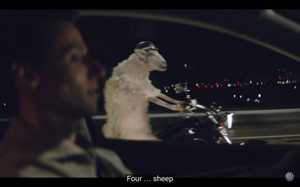 「運転中に羊が見えたら危険サイン!?　VWの居眠り運転警報装置の映像がじわじわくる!!」の3枚目の画像