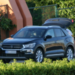 「日産・ジュークにライバル現る！VWの新型SUV「T-ROC」市販型をフルヌード撮」の1枚目の画像ギャラリーへのリンク