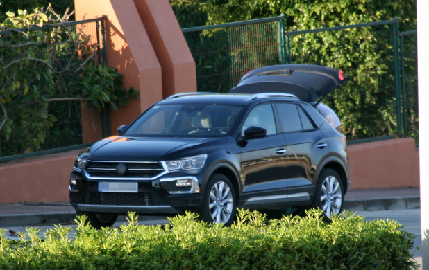 「日産・ジュークにライバル現る！VWの新型SUV「T-ROC」市販型をフルヌード撮」の1枚目の画像