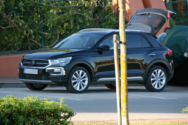 「日産・ジュークにライバル現る！VWの新型SUV「T-ROC」市販型をフルヌード撮」の2枚目の画像