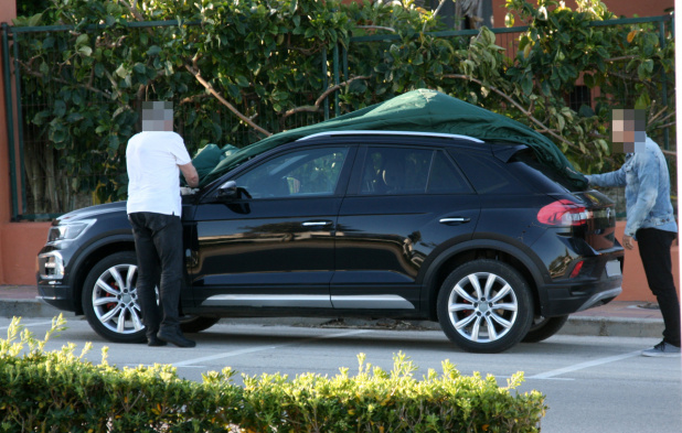 「日産・ジュークにライバル現る！VWの新型SUV「T-ROC」市販型をフルヌード撮」の3枚目の画像