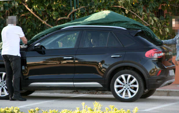 「日産・ジュークにライバル現る！VWの新型SUV「T-ROC」市販型をフルヌード撮」の4枚目の画像