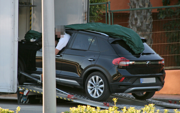「日産・ジュークにライバル現る！VWの新型SUV「T-ROC」市販型をフルヌード撮」の6枚目の画像