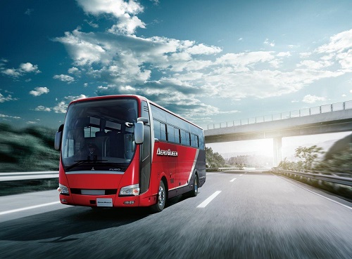 「三菱ふそう、国内向け新型大型観光バスにドライバーを監視する運転支援技術を装備」の1枚目の画像