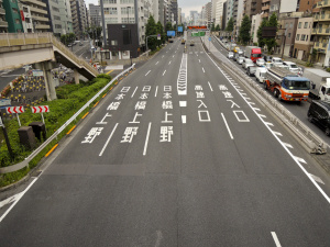 道路には車両通行帯を決めるラインが引かれています