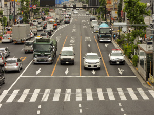 車線変更は車両通行帯が白破線だと変更可 黄色線は不可 では白実線は 今さら聞けない交通ルール Clicccar Com