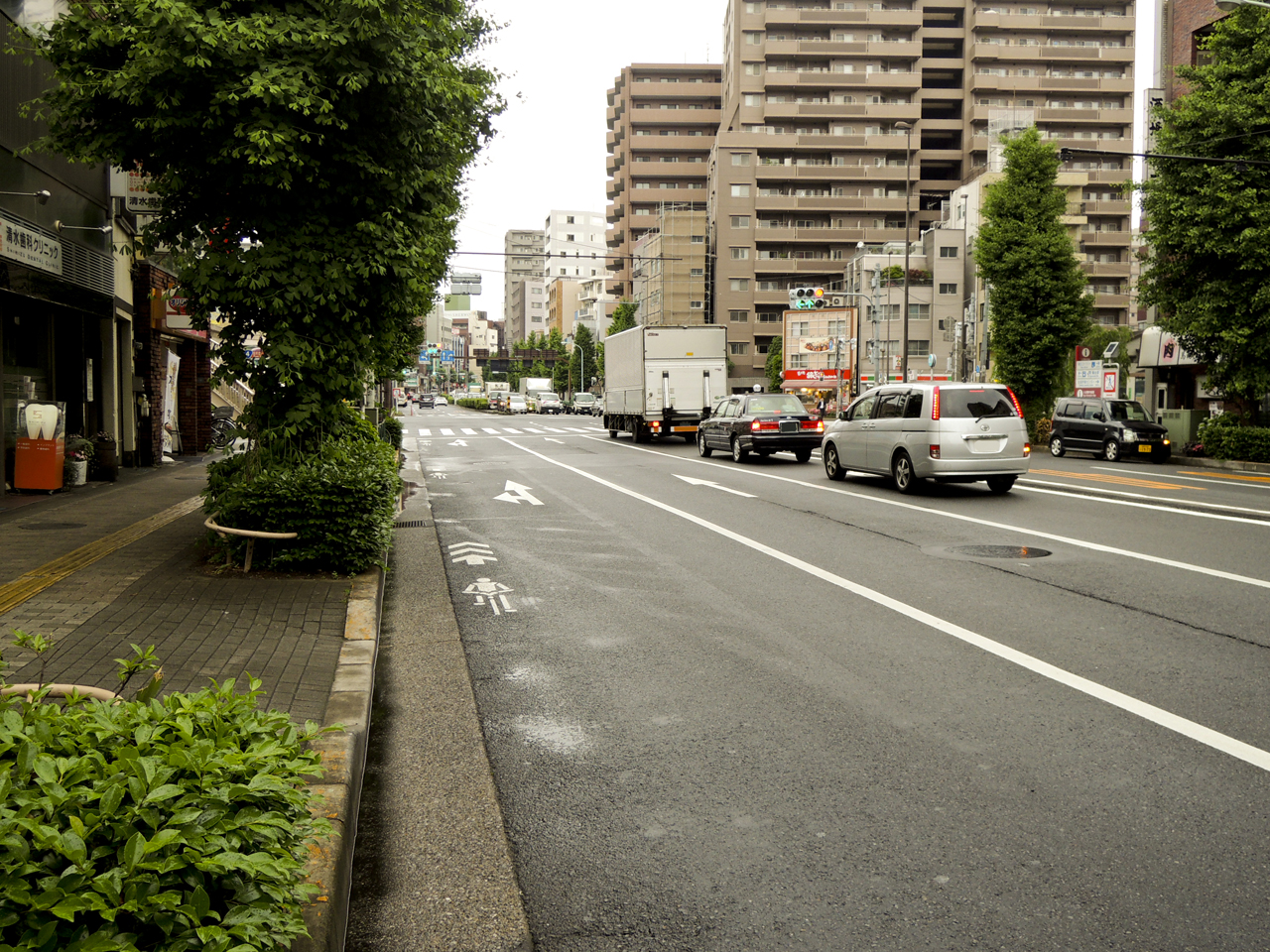 車線変更は車両通行帯が白破線だと変更可 黄色線は不可 では白実線は 今さら聞けない交通ルール Clicccar Com