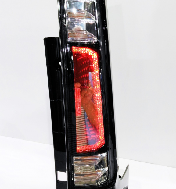 「レクサス・LC500に採用された「摩訶不思議な」テールランプの構造が判明！【人とくるまのテクノロジー展】」の2枚目の画像