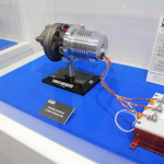 電動ターボと発電ターボ、チューニングメーカー・HKSは電化に進む？【人とくるまのテクノロジー展】 - HKS_4056