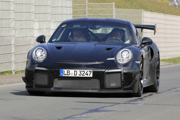 「これが完成形!?  ポルシェ・911の最強モデル「GT2 RS」プロトタイプ、エアーバルジ装備の新型を捉えた！」の1枚目の画像