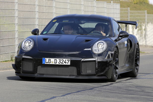 「これが完成形!?  ポルシェ・911の最強モデル「GT2 RS」プロトタイプ、エアーバルジ装備の新型を捉えた！」の2枚目の画像