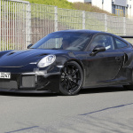 これが完成形!?  ポルシェ・911の最強モデル「GT2 RS」プロトタイプ、エアーバルジ装備の新型を捉えた！ - 