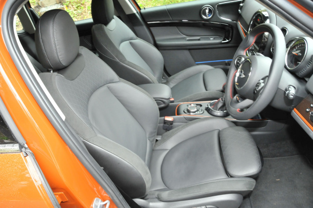 「BMW・3シリーズよりも幅広になったミニ史上最大のMINIクロスオーバー【MINI CrossOver】」の12枚目の画像