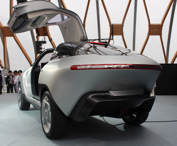 「旭化成が「走るEVコンセプトカー」の「AKXY（アクシー）」を初公開、同社の自動車技術、部品の見本市」の1枚目の画像