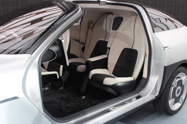 「旭化成が「走るEVコンセプトカー」の「AKXY（アクシー）」を初公開、同社の自動車技術、部品の見本市」の2枚目の画像