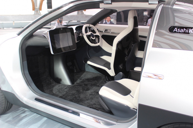 「旭化成が「走るEVコンセプトカー」の「AKXY（アクシー）」を初公開、同社の自動車技術、部品の見本市」の6枚目の画像