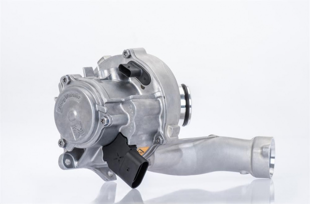 「燃費と低速トルクが向上させる、ボルグワーナーの電動コンプレッサー「eBooster」がダイムラーのエンジンに搭載。」の1枚目の画像