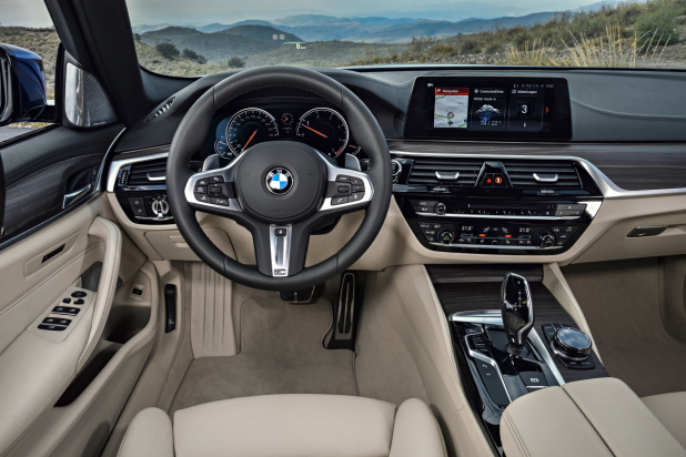 「ドライバーから、駆けぬける歓びを「奪わない」ハイテク装備【BMW 5シリーズ ツーリング試乗】」の2枚目の画像