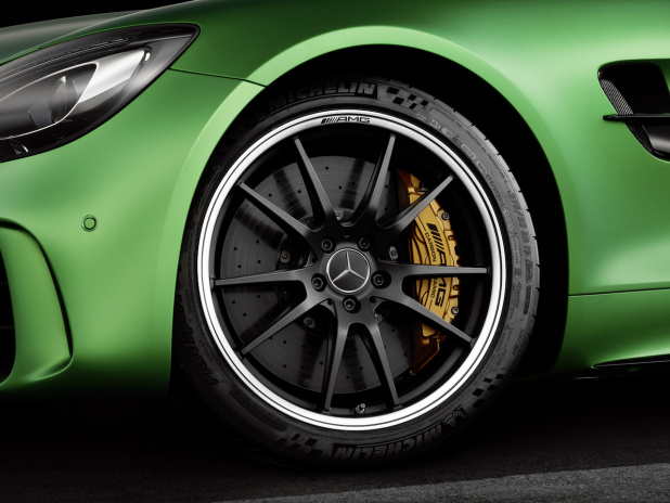 「2300万円のプライスタグにふさわしい「メルセデスAMG GT R」の内・外装の存在感」の6枚目の画像