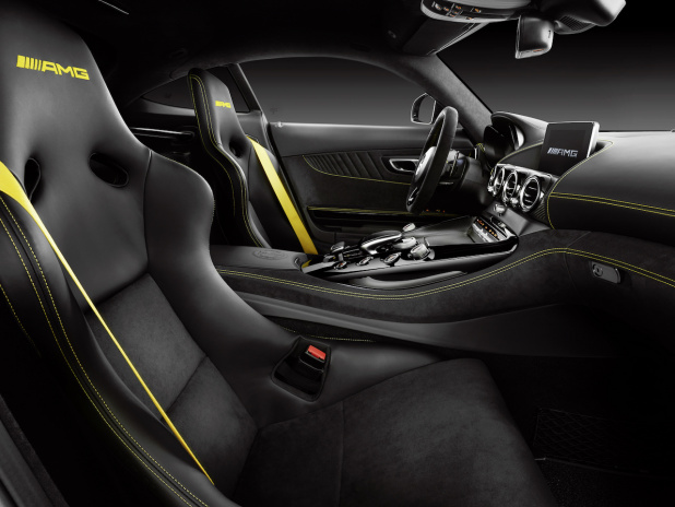 「2300万円のプライスタグにふさわしい「メルセデスAMG GT R」の内・外装の存在感」の10枚目の画像
