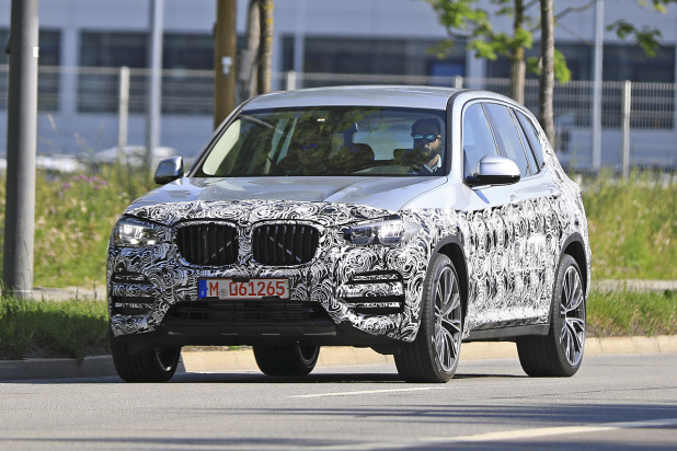 「目玉は1.5リットルPHEV。BMW X3次期型を軽偽装状態でキャッチ！」の1枚目の画像