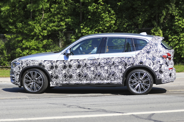 「目玉は1.5リットルPHEV。BMW X3次期型を軽偽装状態でキャッチ！」の7枚目の画像
