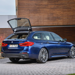 新型BMW5シリーズ・ツーリングが発売開始。部分自動運転技術を搭載して価格は650万円〜 - P90244997_highRes_the-new-bmw-5-series