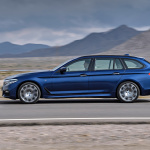 新型BMW5シリーズ・ツーリングが発売開始。部分自動運転技術を搭載して価格は650万円〜 - P90245017_highRes_the-new-bmw-5-series