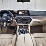 新型BMW5シリーズ・ツーリングが発売開始。部分自動運転技術を搭載して価格は650万円〜 - P90245047_highRes_the-new-bmw-5-series