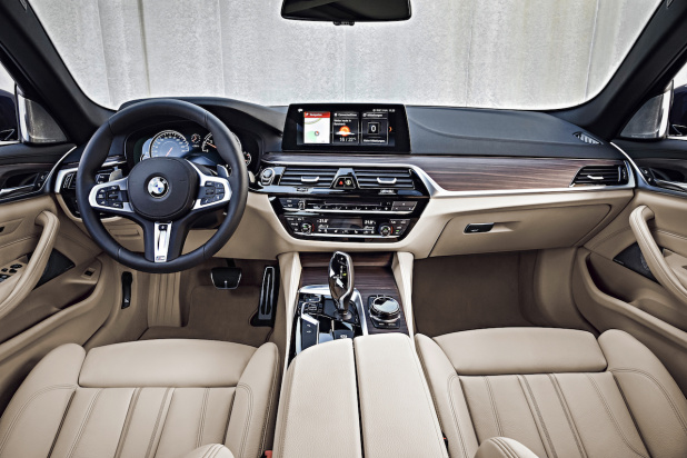 「新型BMW5シリーズ・ツーリングが発売開始。部分自動運転技術を搭載して価格は650万円〜」の4枚目の画像