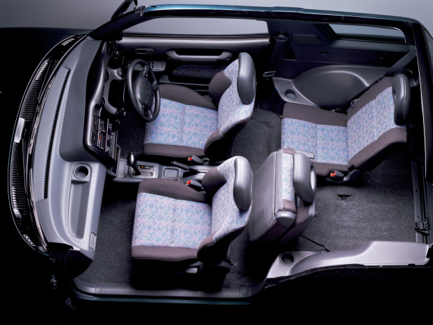 「【ネオ・クラシックカー グッドデザイン太鼓判！】 第4回・SUVの本質的な個性を表現。トヨタ・RAV4（初代）」の3枚目の画像