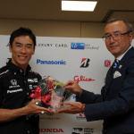 世界三大レースのひとつ「インディ500」制覇の佐藤琢磨選手に日本モータースポーツ記者会からJMS栄誉賞が授与される - TKA_3485