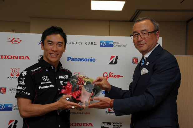 「世界三大レースのひとつ「インディ500」制覇の佐藤琢磨選手に日本モータースポーツ記者会からJMS栄誉賞が授与される」の2枚目の画像