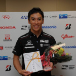 世界三大レースのひとつ「インディ500」制覇の佐藤琢磨選手に日本モータースポーツ記者会からJMS栄誉賞が授与される - TKA_3500