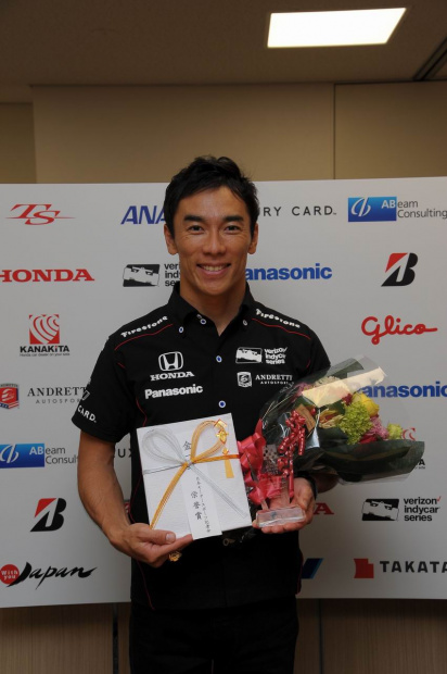 「世界三大レースのひとつ「インディ500」制覇の佐藤琢磨選手に日本モータースポーツ記者会からJMS栄誉賞が授与される」の3枚目の画像