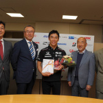 世界三大レースのひとつ「インディ500」制覇の佐藤琢磨選手に日本モータースポーツ記者会からJMS栄誉賞が授与される - TKA_3502
