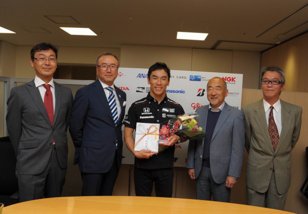「世界三大レースのひとつ「インディ500」制覇の佐藤琢磨選手に日本モータースポーツ記者会からJMS栄誉賞が授与される」の4枚目の画像