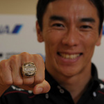 世界三大レースのひとつ「インディ500」制覇の佐藤琢磨選手に日本モータースポーツ記者会からJMS栄誉賞が授与される - TKA_3547