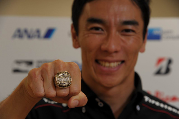 「世界三大レースのひとつ「インディ500」制覇の佐藤琢磨選手に日本モータースポーツ記者会からJMS栄誉賞が授与される」の1枚目の画像