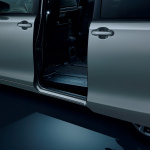 トヨタ・ノアを「力強く、凜々しく」ドレスアップするモデリスタ仕様が登場 - LEDスマートフットライト