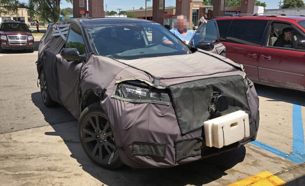 「ドライバー激怒も撮影成功！ホンダ最新SUV「アキュラRDX」次期型をキャッチ」の1枚目の画像