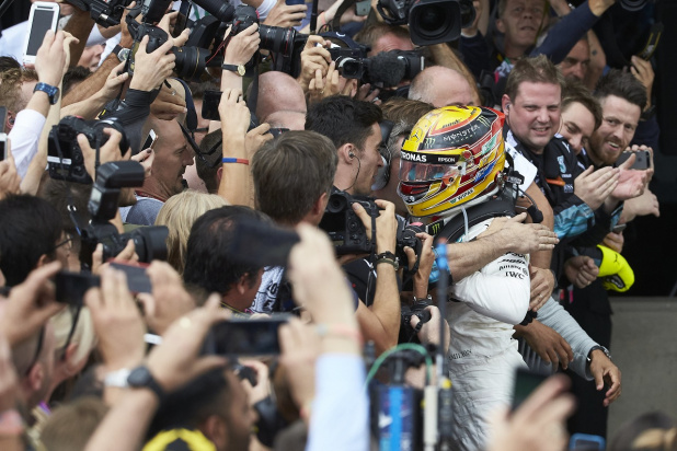 「ルイス・ハミルトンが母国GPで優勝！大規模F1イベントに衝撃展開のレース、超豪華なインタビュアー登場に大盛り上がり!!【2017年F1第10戦イギリスGP】」の12枚目の画像